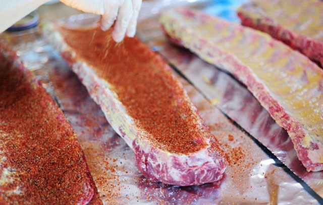 1. Этап. Жареные свиные ребрышки в духовке: Затем щедро посыпаем специями.