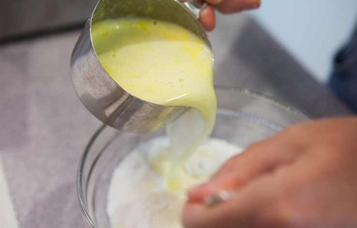 1. Этап. Кальмары в темпуре: 1. Вымойте тушки кальмара и нарежьте их тонкими кольцами. Смешайте ледяную воду с желтком, затем добавьте соду, соль, крахмал, муку, размешайте до образования единой массы.