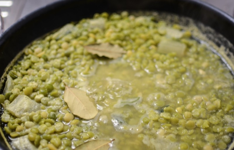 1. Этап. Густой гороховый суп: Залейте горох 1,5 литрами воды и варите с лавровым листом.