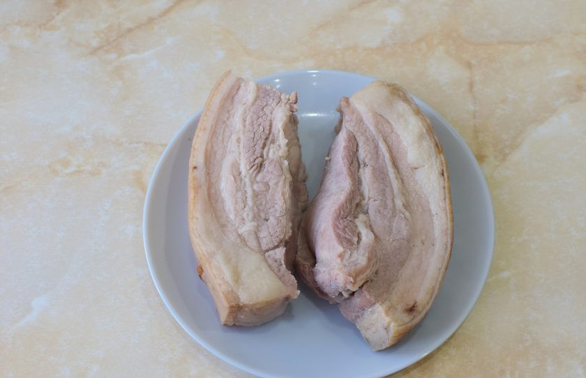 1. Этап. Сало варёное с чесноком: Готовое сало выложите на тарелку и остудите до теплого состояния.