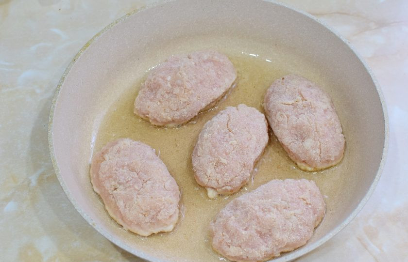 1. Этап. Куриные котлеты с начинкой из сыра и зелени: Обжарьте котлеты с добавлением растительного масла, по 3-4 минуты с каждой стороны. Огонь сделайте ниже среднего, чтобы котлеты успели прожариться внутри и не подгореть снаружи.