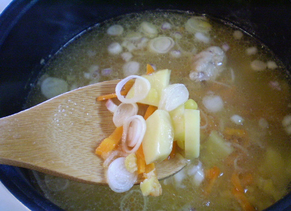 1. Этап. Гороховый суп без замачивания: 4. Кладем овощи в суп и варим 15-20 минут до готовности овощей.