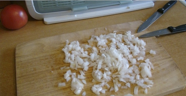 1. Этап. Cоус а-ля Болоньезе: Мелко нарежьте лук. Чем мельче кусочки,тем вкуснее и однородней будет соус.