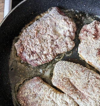 1. Этап. Шницель из говяжьей печени: В оставшемся масле быстро обжарить печень с одной стороны в течение 2-3 минут.