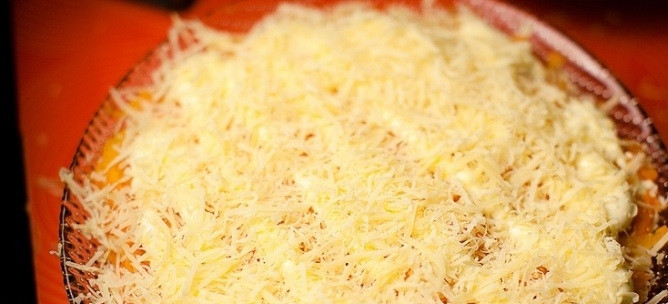 1. Этап. Слоеный салат с печенью: 13. Твердый сыр (50 грамм) измельчаю на мелкой терке, посыпаю им салат.