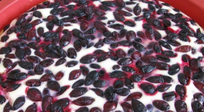 1. Этап. Пирог с жимолостью: Тесто разминаем и выкладываем в форму, присыпанную мукой, формируем бортики. Перетертый творог смешиваем с яйцом и сахаром, добавляем жимолость. Выкладываем начинку на тесто и отправляем пирог в духовку на 40 минут. Температура 180 градусов.