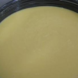 1. Этап. Фиадоне: Тесто заливаем в форму для запекания. Ставим в духовку, разогретую до 190 градусов, и запекаем 40 минут.