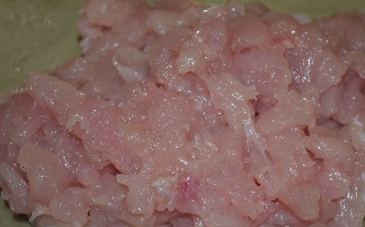 1. Этап. Куриные медальоны: Снимаем кожу с филе, срезаем его с кости. Получившиеся кусочки промываем проточной водой, просушиваем и нарезаем максимально мелко. Получившаяся в итоге масса должна напоминать по своей консистенции фарш.