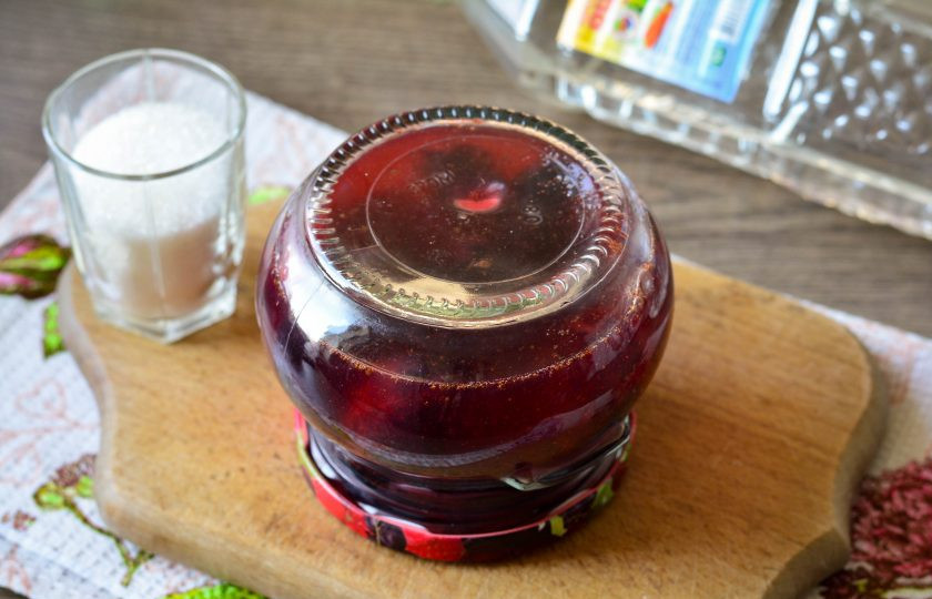 1. Этап. Маринованная слива Венгерка: Закрутите банки крышками и дайте полностью остыть под одеялом.