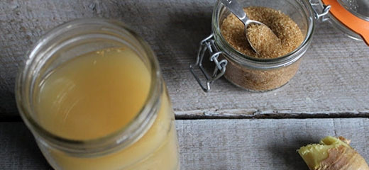 1. Этап. Закваска для пива: 2. В теплую воду добавьте 1 ложку сахара, сок, имбирь и при желании пару ломтиков лайма или лимона.