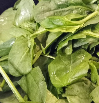 1. Этап. Салат с необычным соусом Зелёная богиня: Добавить шпинат, чайную ложку соли, увеличить огонь и готовить минуты 2-3 до сворачивания шпината.