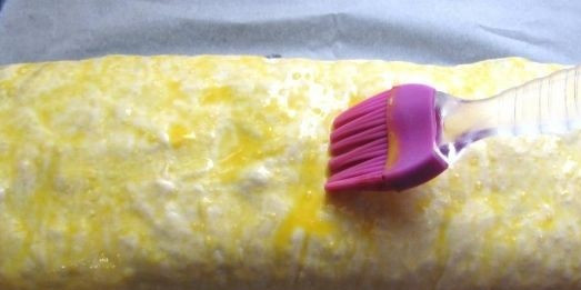 1. Этап. Мясной рулет в тесте: 10. Оставшееся яйцо разбить и отделить белок от желтка. Желток взбить и с помощью кисточки смазать им рулет. Отправить в предварительно разогретую духовку на 45-50 минут. Готовый мясной рулет в тесте в домашних условиях нужно хорошо остудить, а затем нарезать на порционные кусочки.