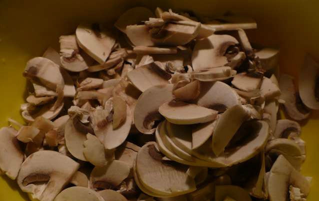 1. Этап. Грудка индейки с грибами: Грибы промываем водой и режем тонкими пластинами.