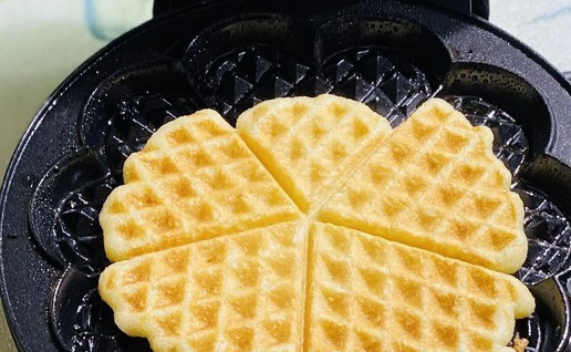 1. Этап. Миндальные вафли со стевией: Вафельницу смазать постным маслом -я смазывала один раз, положить ложкой тесто на вафельницу, печь 2-2,5 мин. Следите за своей техникой!!