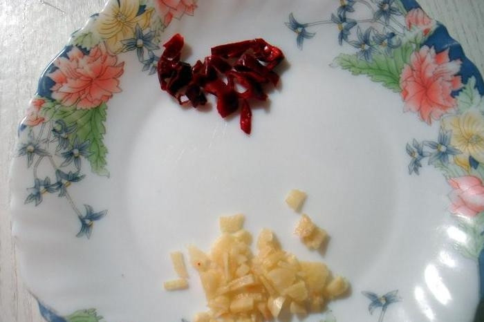 1. Этап. Рагу с брокколи: Теперь измельчаем чеснок и горький перец. Если вы не любите острое, то перец можете не добавлять.