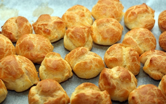 1. Этап. Торт Крокембуш: 5. Выпекаем шарики при температуре 200 градусов примерно полчаса. Шарики увеличиваются в диаметре в два раза, поэтому важно сразу соблюдать интервал.