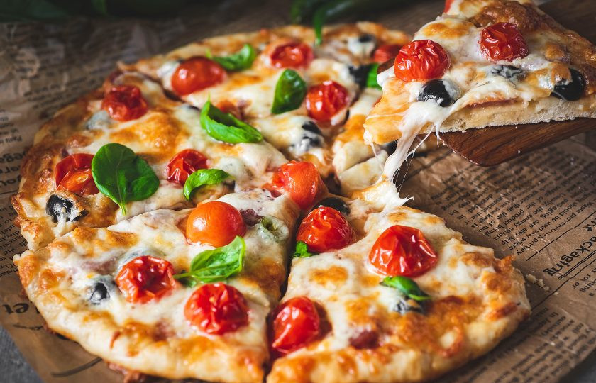 1. Этап. Мексиканская острая пицца: Горячую пиццу присыпьте свежими листиками базилика, нарежьте на кусочки и тут же подавайте к столу. Приятного аппетита!