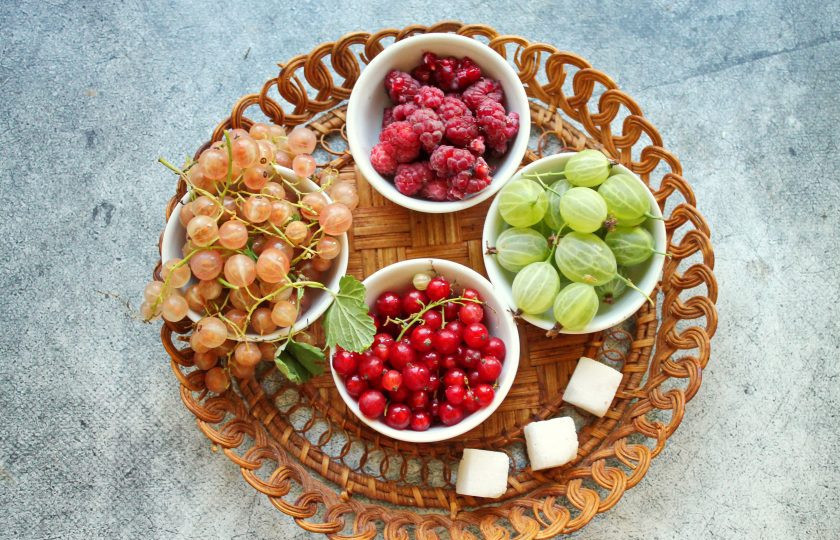 1. Этап. Перетертое варенье: Подготовьте все необходимые ингредиенты для приготовления перетертого варенья. Ягоды переберите и удалите порченые, промойте в сите и дайте полностью обсохнуть на полотенце. У смородины и малины удалите веточки, у крыжовника хвостики и носики.