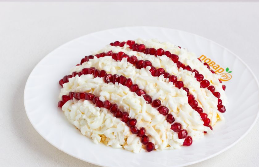 1. Этап. Салат Бусы на снегу: Украсьте салат зернами граната, дайте настояться один час или более и подавайте к столу.