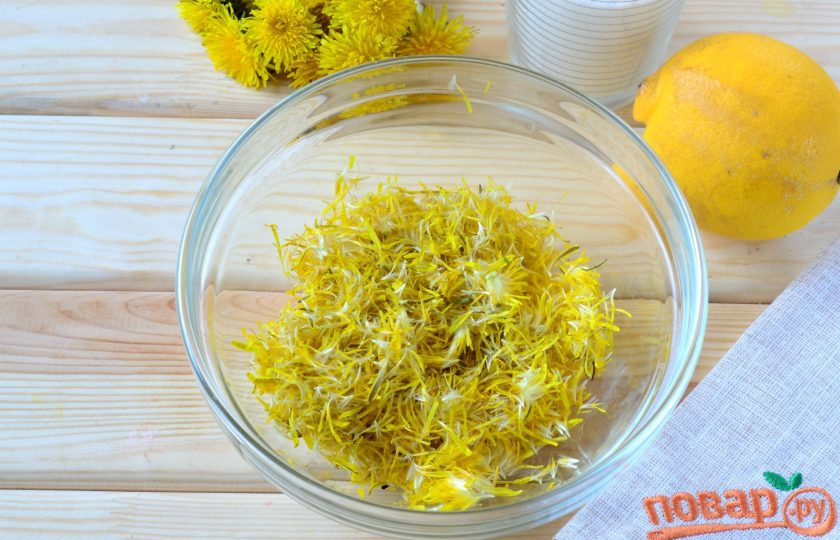 1. Этап. Мед из одуванчиков: Желтые листики выньте, а зеленые выбросьте, потому что они придадут горечь меду и изменят его цвет.