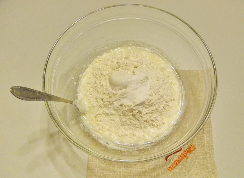 1. Этап. Творожное тесто для пирога: Всыпьте ванилин, муку и соду. Перемешайте тесто до однородного состояния.