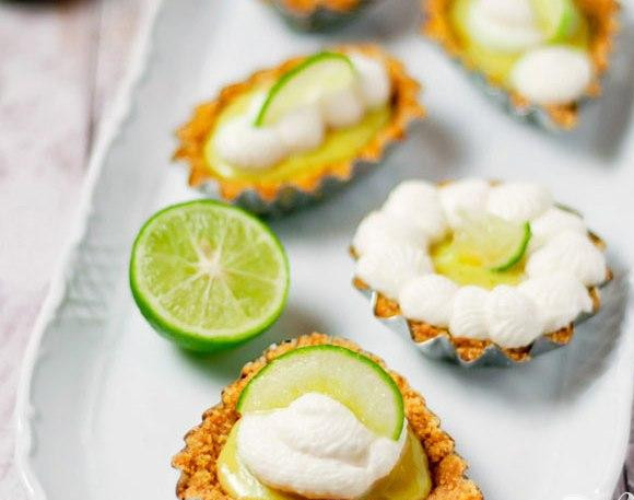 1. Этап. Пирожные с лаймом: 6. В большой миске миксером взбить сливки на высокой скорости до загустения. Уменьшить скорость до низкой и добавить сахарную пудру, затем увеличить скорость до высокой и взбить. Охладить сливки и украсить ими пирожные или пирог перед подачей. При желании украсить ломтиками лайма, посыпанными сахаром.