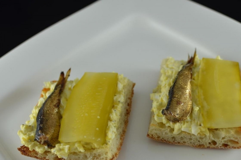 1. Этап. Бутерброды со шпротами и яйцом: Готовые бутерброды со шпротами и яйцом выкладываем на тарелочку и подаем к столу. Приятного аппетита!