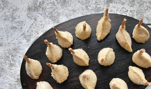 1. Этап. Закуска индилайтовые ножки: Яйцо размешайте вилочкой, можно добавить в него 1 ч. л. воды. Каждую 