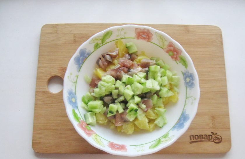 1. Этап. Салат Ерундопель: Свежий огурец очистите, нарежьте мелкими кубиками. Добавьте в салат.