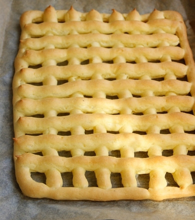 1. Этап. Заварное тесто для торта: 6. Выпекайте полученный корж из заварного теста для торта в заранее разогретой духовке при температуре 210-220 градусов около 15-20 минут, затем уменьшите температуру духовки до 200 градусов и выпекайте еще 15-20 минут (время выпечки варьируется в зависимости от размера и толщины «решеточки»). Ни в коем случае не открывайте духовку в процессе выпечки, иначе тесто осядет! Следите за процессом через окошко, признаком готовности является золотистая корочка на поверхности коржа.