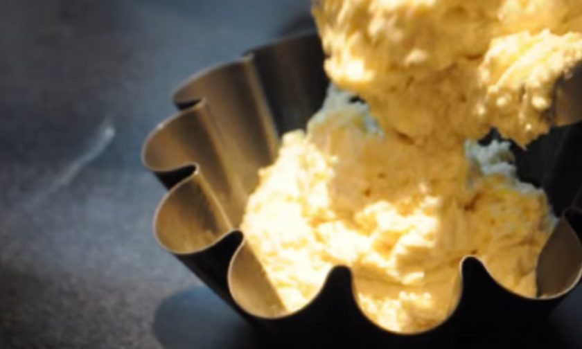 1. Этап. Творожный лимонно-банановый кекс: 3. Добавьте соду и перемешайте. Просейте два стакана муки и замесите тесто. Форму смажьте растительным маслом, залейте в нее тесто. Выпекайте в разогретой до 180 градусов духовке 60 минут.