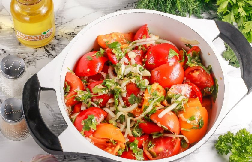 1. Этап. Помидоры Тещин язык на зиму: Влейте уксус и растительное масло. Аккуратно перемешайте все нарезки и переместите в казан или кастрюлю с антипригарным дном. Оставьте на 30 минут для выделения сока.