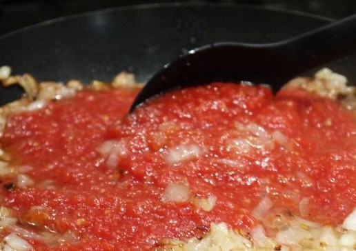 1. Этап. Вкусный борщ с говядиной: Затем вливаем томат.