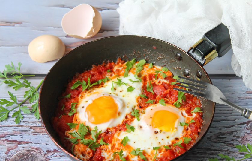 1. Этап. Яичница с консервированными помидорами: Приятного аппетита!