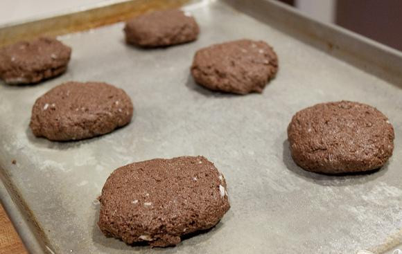 1. Этап. Шоколадные коржики с кремом и клубникой: 4. Выложить тесто на противень, выстеленный пергаментной бумагой, используя на 1 коржик около 1/4 кубка теста. Поместить противень в холодильник на 20 минут. Тем временем разогреть духовку до 175 градусов. Выпекать коржики около 18-20 минут. Дать остыть.