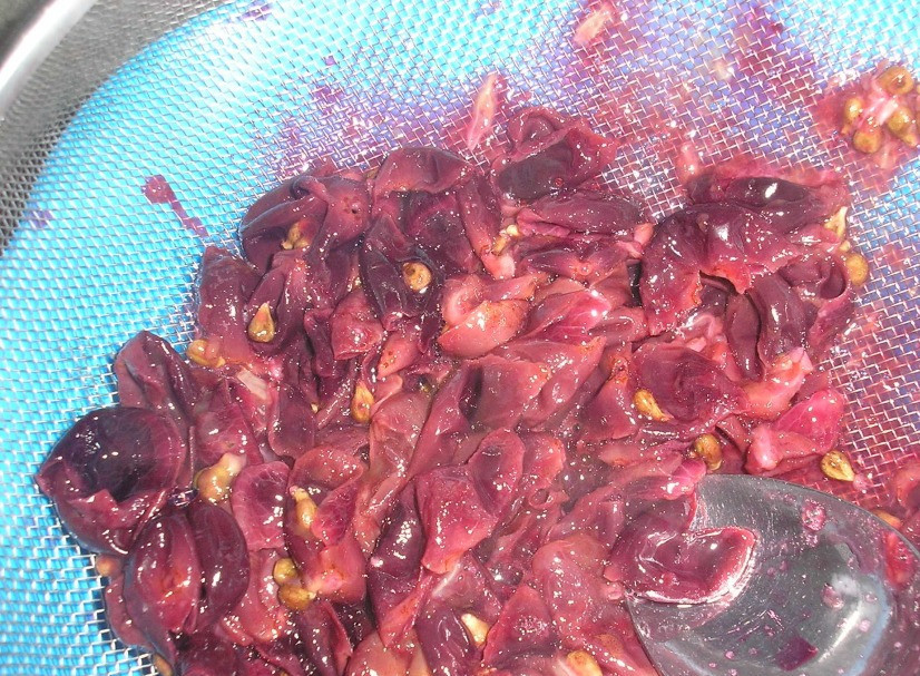 1. Этап. Виноградный шербет: Затем перетрите его через сито, а жмых отожмите через марлю.