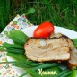 Свиные рёбра в глазури Пожалуй лучший знаток и ценитель мяса у нас в семье семье-это мой муж. Он и выбирал рёбрышки для этого блюда. Его выбор пал на мясистые свиные рёбра с жирком. А маринад выбирала я и это набор ТМ FORESTER, в который входит сухая гриль-приправа и щепа для подкопчения мяса. Сухой смесью для маринада натираем рёбрышки со всех сторон. Выкладываем рёбра в закрывающийся контейнер (или заворачиваем в плёнку) и в таком виде убираем для маринования в холодильник на 2-3 часа. Приготовим глазурь: все ингредиенты смешиваем в сотейнике, доводим до кипения и увариваем на сильном огне до загустения (примерно 15-ть минут), помешивая. Готовую глазурь процеживаем. Подготовленные рёбрышки обжариваем на углях, выложив на решётку-гриль. Я использовала решётку-гриль ТМ FORESTER. Обжариваем по 5 минут с каждой стороны или до образования румяной корочки. Далее перекладываем рёбрышки в форму для запекания, выстланную фольгой. Щедро обмазываем мясо глазурью, накрываем сверху фольгой и отправляем в разогретую духовку (t 200 градусов) или печь на 25-30 минут. Во время запекания смазываем рёбра глазурью ещё пару раз. В итоге получаем красивые глянцевые свиные рёбрышки. Даём мясу