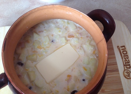 1. Этап. Запеченная пшенная каша с тыквой и яблоком: 8. Добавим кусочек сливочного масла, закрываем крышкой и отправляем в духовку (в холодную или горячую — зависит от посуды, в которой вы будете запекать кашу).