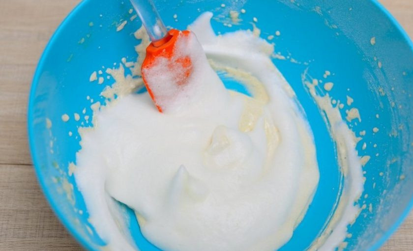 1. Этап. Палочки Савоярди: 2. В отдельную миску выложите белки и взбивайте их до образования пышной массы со щепоткой соли. Порционно добавляйте сахарную пудру и взбейте до образования крепких верхов. Смешайте белки с желтками и добавьте просеянную муку, перемешайте.