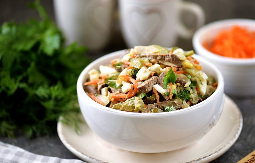 1. Этап. Салат из куриной печени с морковью по-корейски: Разложите салат по тарелкам и сразу же подавайте к столу. Приятного аппетита!