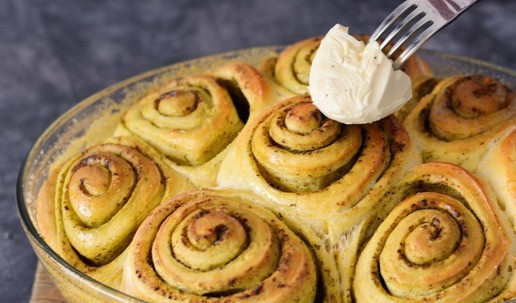 1. Этап. Лимонные булочки с песто: Выпекайте булочки до золотистого цвета, по времени ориентируйтесь на свою духовку. Я выпекала 25 минут. Готовые тёплые булочки смажьте сливочным маслом.