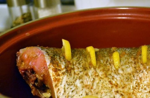 1. Этап. Белая рыба, запеченная в духовке: 6. Жаропрочную форму смазать немного растительным маслом и аккуратно выложить рыбку. Отправить в разогретую духовку.