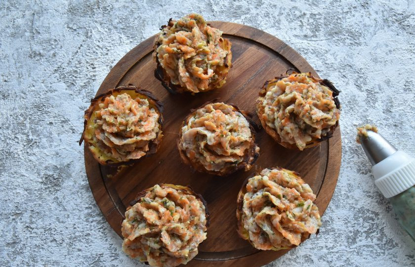 1. Этап. Картофельные корзиночки с селедочным кремом: Селедочную массу переложите в кондитерский мешок и заполните корзиночки начинкой.