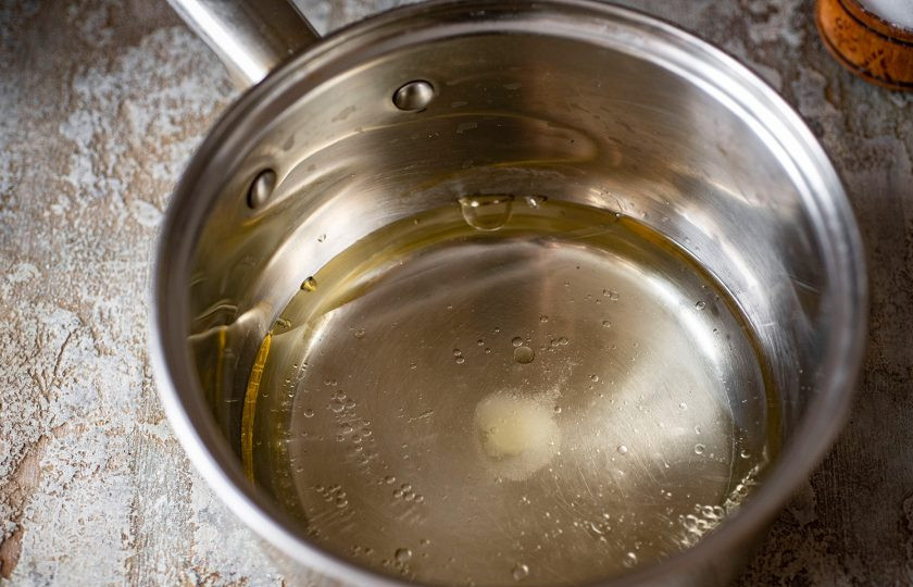 1. Этап. Хрустящие солeные палочки к пиву: В сотейник залейте воду, растительное масло, добавьте соль. Доведите эту смесь до кипения.