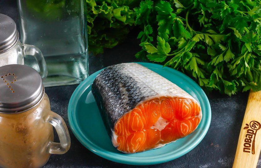 1. Этап. Засол красной рыбы с водкой: Подготовьте указанные ингредиенты. Красную рыбу можно использовать любого сорта: семгу, лосося, кижуча и т.д.