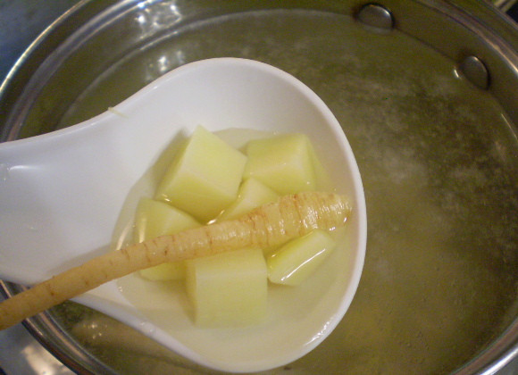 1. Этап. Суп рыбный с грибами: 3. Отвариваем картофель с солью, кореньями до полуготовности.