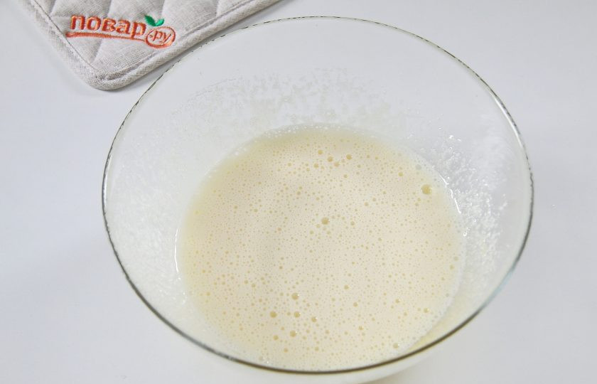 1. Этап. Кекс в мультиварке: 2. Взбейте в глубокой миске яйца, сахар и ванилин.