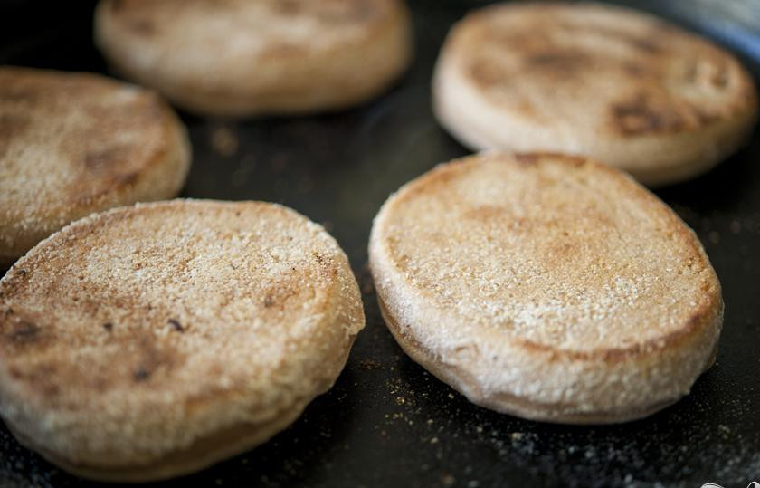 1. Этап. Английская домашняя булочка: Обжаривайте с каждой стороны до коричневатого цвета (примерно по 7 минут). Затем отложите в сторону что-бы они остыли (на решётку).