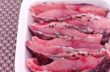 1. Этап. Сазан под маринадом: 3. Выложите рыбку в жаропрочную форму.