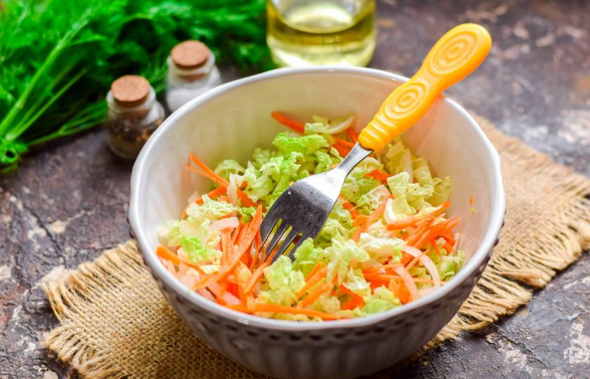 1. Этап. Легкий салат из пекинской капусты: Перемешайте все и подавайте салат к столу.